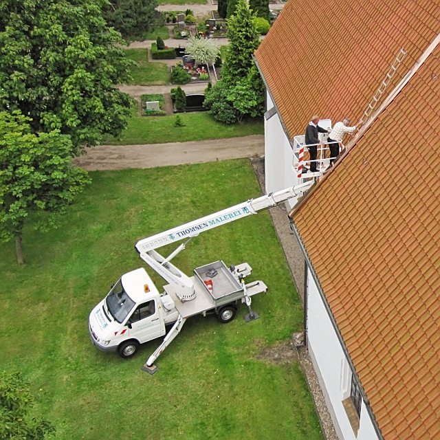 Kirchendacharbeiten mit Hubwagen - Foto: video-kopter.de